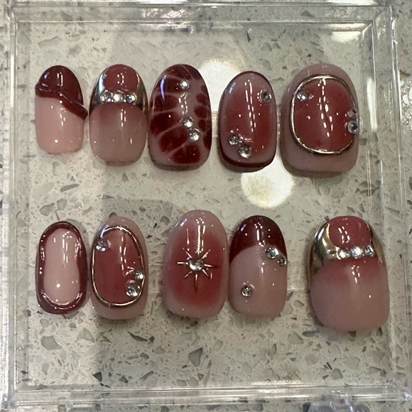 Burgundy and pink press on nails. Short oval shape. - Picture 3 of 4